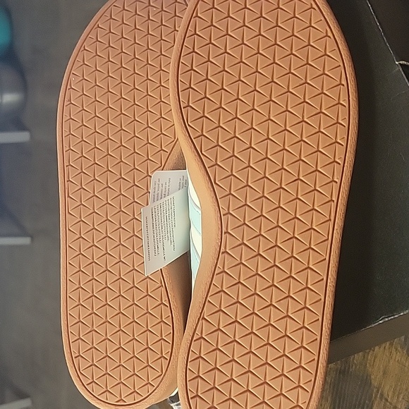 NEW Adidas Women's White, Beige, Light Blue  Sneakers Size 6 - Picture 5 of 6